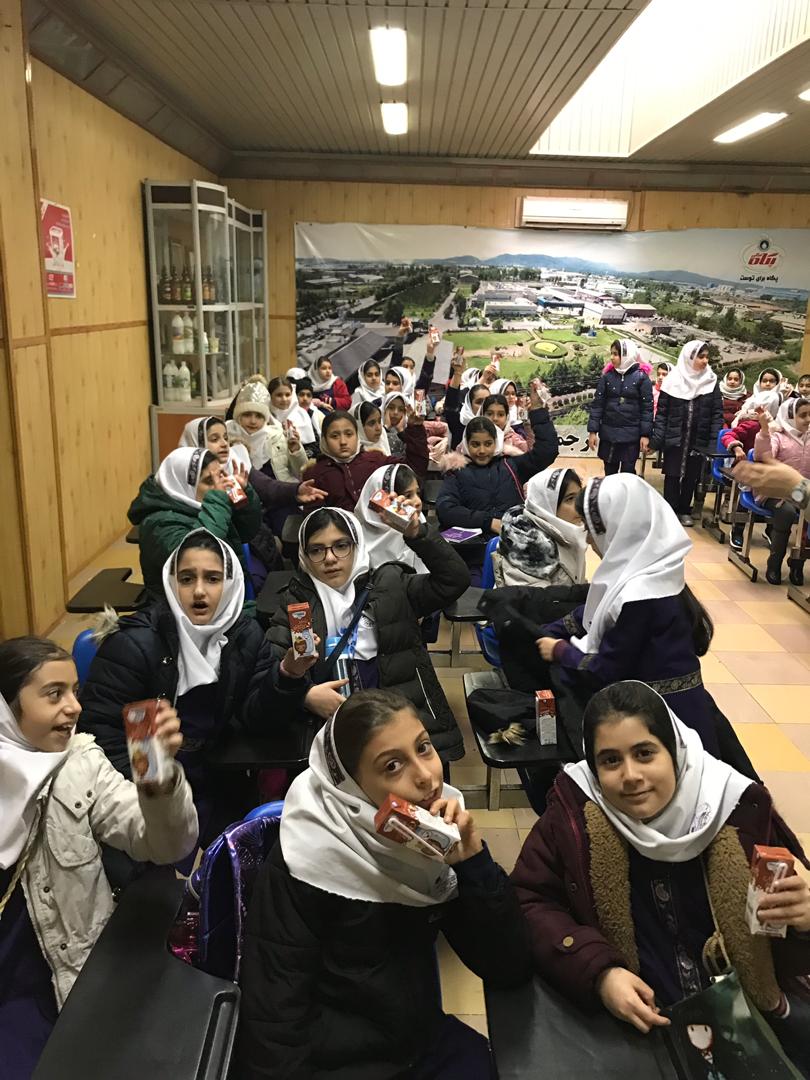 بازديد دانش آموزان پایه چهارم دبستان باران اندیشه از كارخانه توليد شير پگاه گيلان